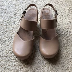 Dansko size 38 tan closed toe clog heel